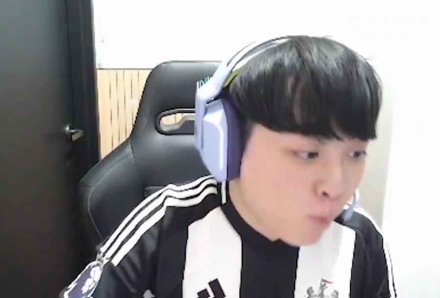 jinnianhui金年会谁直播做的过你呀！Showmaker因上次点外卖被Lucid和BeryL争抢 决定锁门来应对Gank的队友