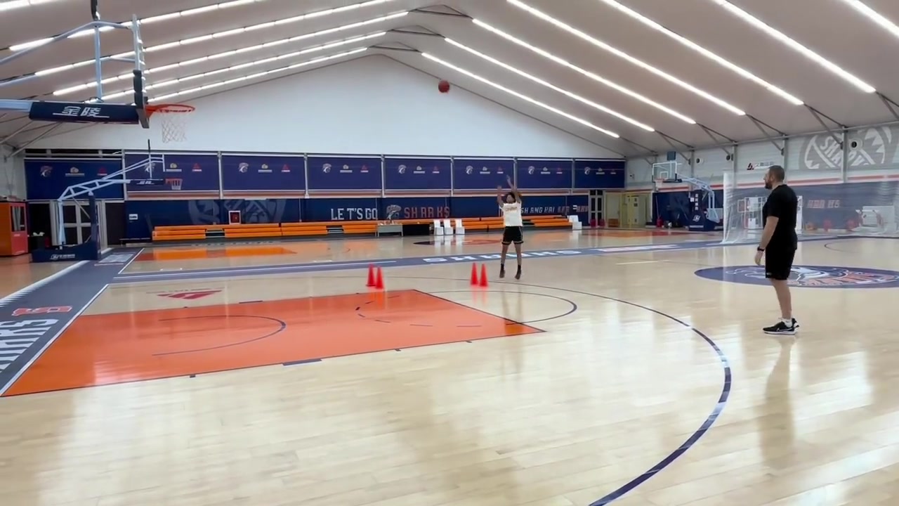 金年会体育弹无虚发！17岁华裔后卫朱正晒在上海队训练馆的投篮视频