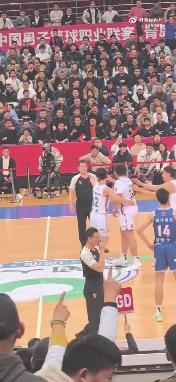 jinnianhui金年会你咋看？洛夫顿戳裁判脸停1场罚5万 此前赵睿冲撞裁判停5场罚10万