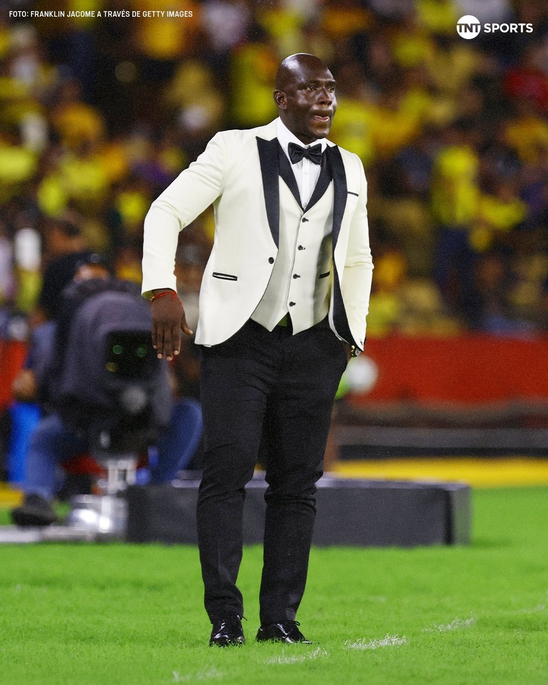 金年会优雅永不过时🤵🏿巴塞罗那竞技推出纪念T恤,致敬礼服主帅