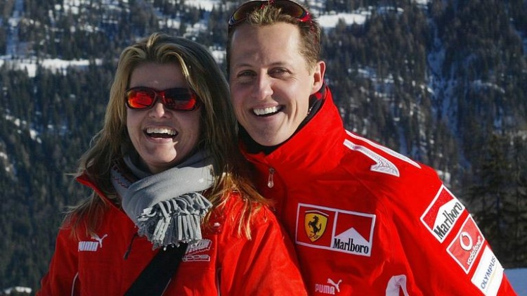 金年会金字招牌信誉至上邮报:妻子帮助舒马赫在赛车头盔上签名,用于斯图尔特的慈善拍卖