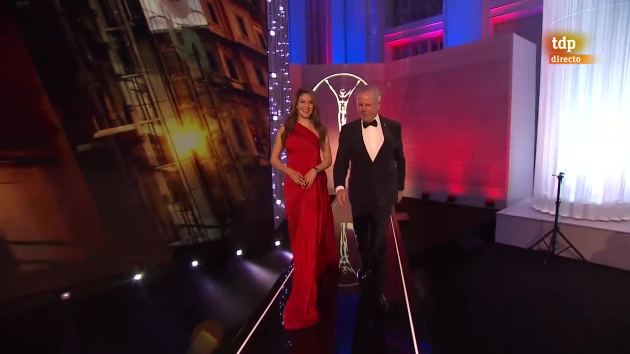 金年会金字招牌诚信至上劳伦斯颁奖典礼，谷爱凌在出场时不慎被裙摆绊倒