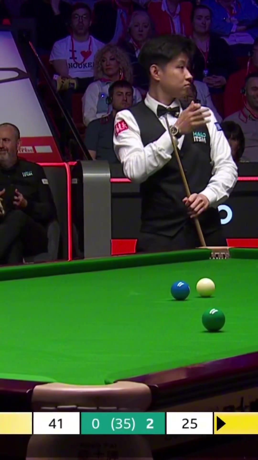 金年会金字招牌信誉至上不速之客！赵心童准备击球数次被苍蝇影响，逗笑美女裁判波兹诺娃